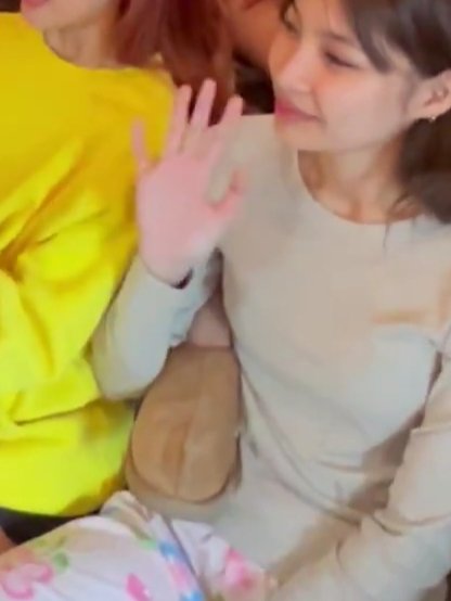 jholetarchive's tweet photo. — guys may napansin lang ako, paa ba 'to ni jhoanna?? 😭 HAHAHAHAHAHAAHAHAHAHAH https://t.co/Pko03KiVQo