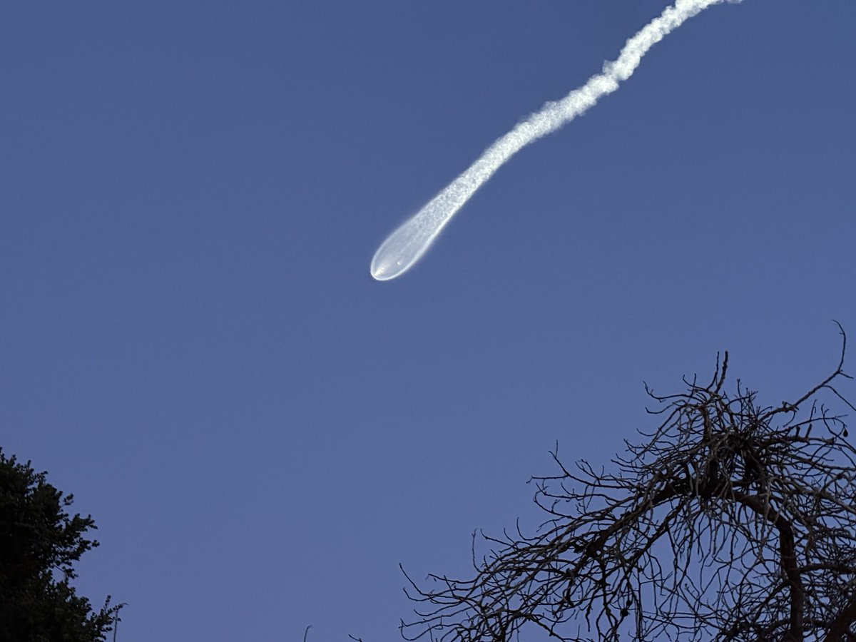Kjaere's tweet photo. Another beautiful @Starlink launch as seen from Santa Barbara, CA @SpaceX https://t.co/RwlcqZXyVM