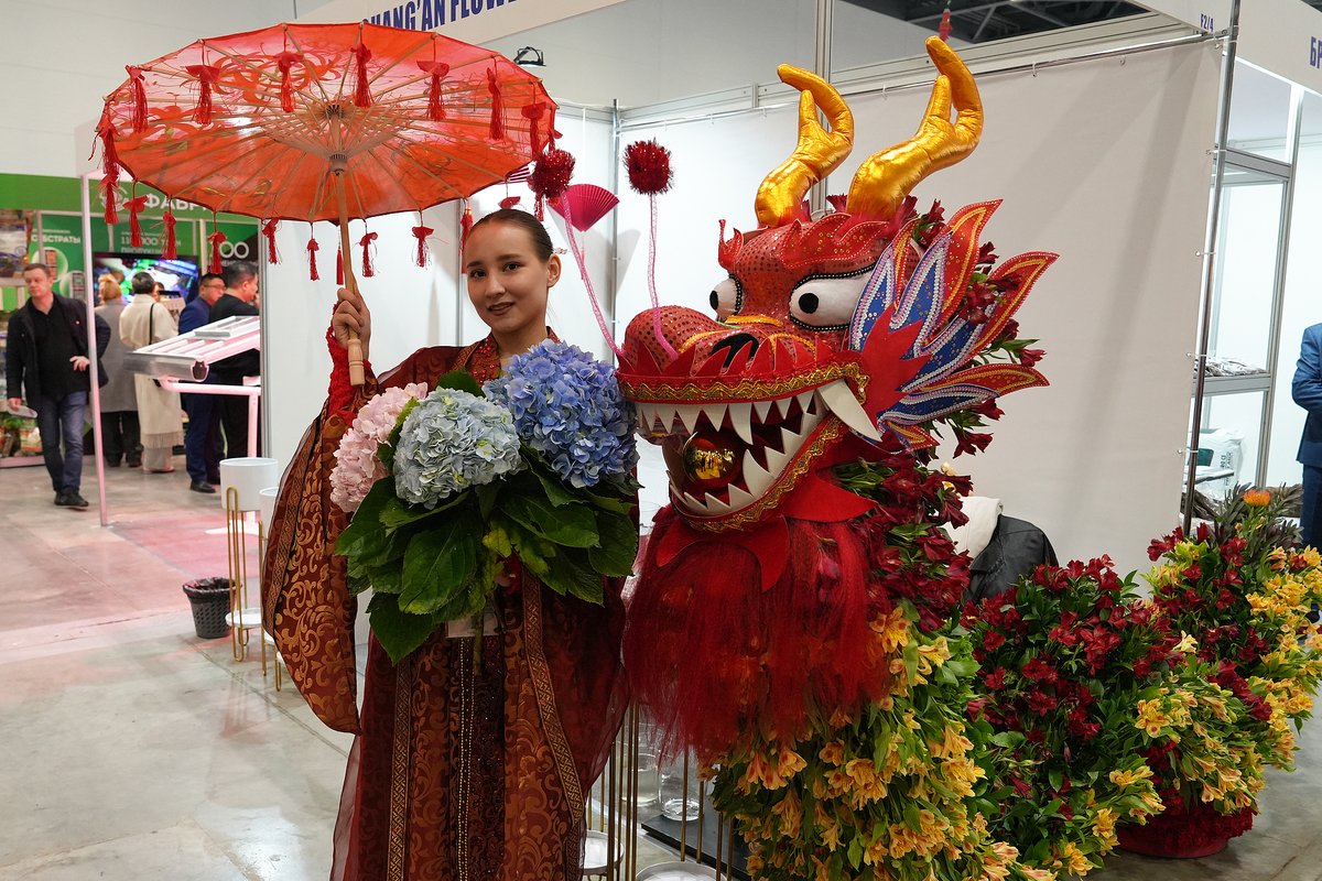 ChinaDaily's tweet image. Residents of #Kazakstan recently encountered the vibrant colors and fragrant scents of fresh cut flowers from #Yunnan province. bit.ly/443AQGW