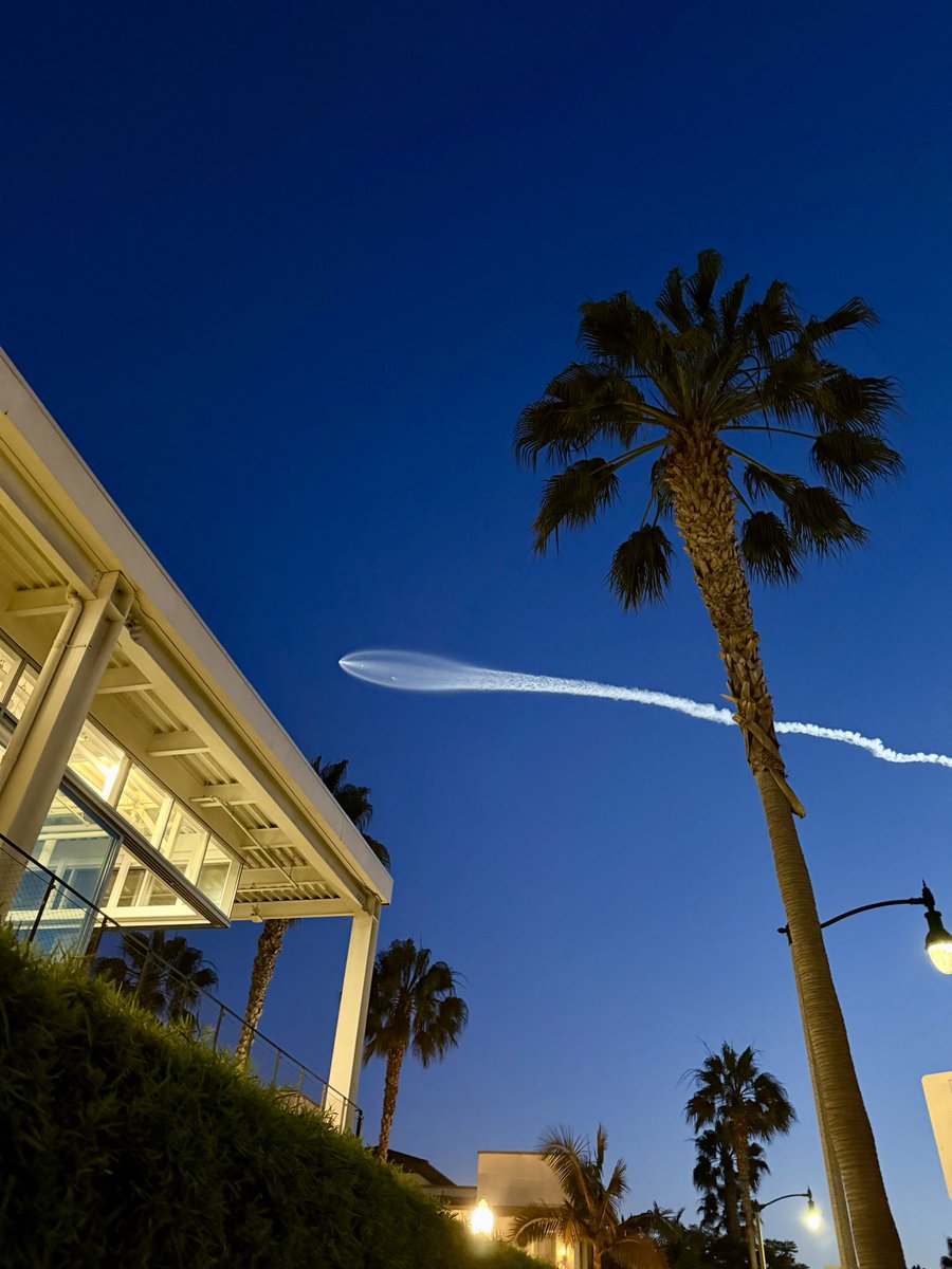 IanCinnamon's tweet image. Gorgeous @SpaceX Falcon 9 launch seen from @ApexSpacecraft HQ in Playa Vista