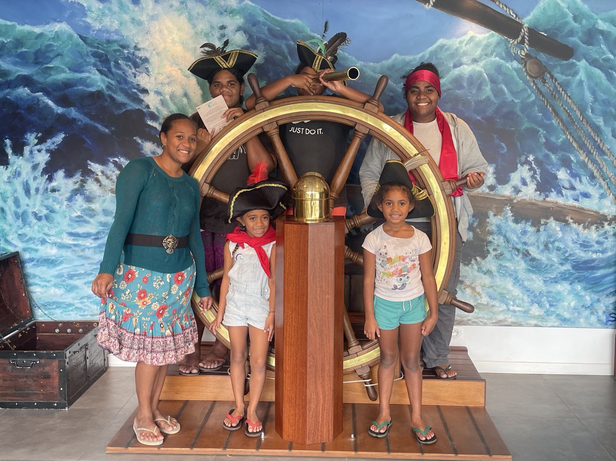 🔍 Prêts pour l’aventure ?
" L’Odyssée de Léo et Malia" vous attend au musée !
Un jeu ludique à faire en autonomie, pour les 6-12 ans (et les grands curieux😉).
📸 Et devenez capitaine le temps d’une photo, avec tricornes et accessoires à dispo ! 
#SortieEnfants #MuséePourTous