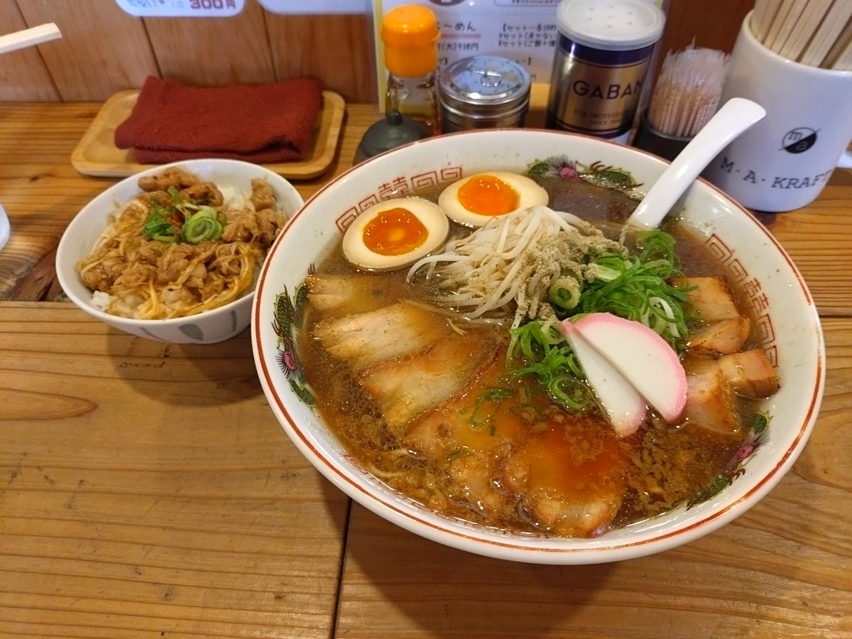 裏ラーメン　うらら
うららーめん　大
ぶた増し
端ぶた増し
味玉
Aセット

今日まで仕事が休みなので優しい１杯に癒されに来ました🤗

この、ほっとする優しいスープの味わいにハマっております🍜

今日もぶた増しと端ぶた増しの🐖の共演がたまりませんでした
(●´ω｀●)

ご馳走様でした〜