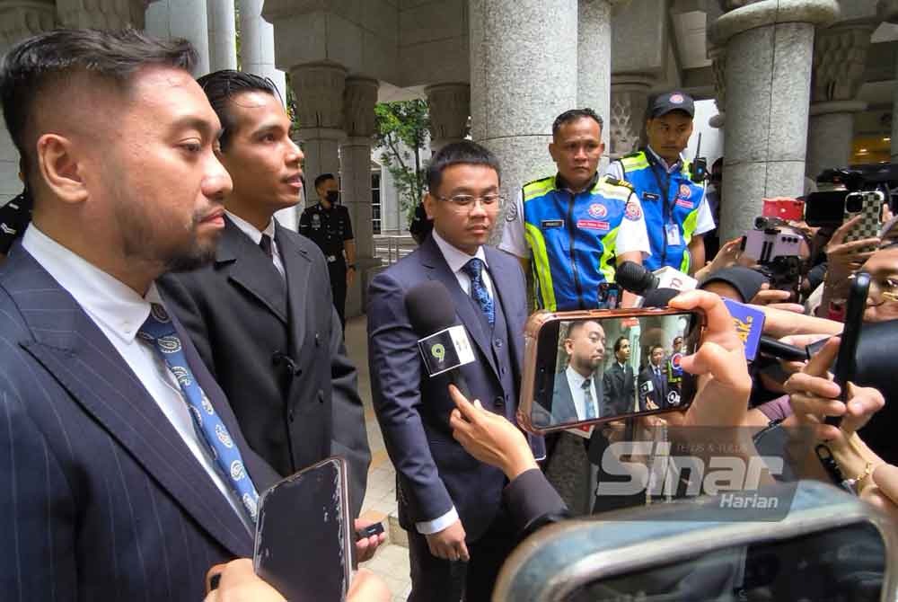 SinarOnline's tweet photo. Amang seksual: Naim Daniel berdepan penjara 20 tahun, sebatan

PUTRAJAYA - Penyanyi Naim Daniel didakwa di Mahkamah Sesyen di sini pada Selasa atas pertuduhan melakukan amang seksual fizikal ke atas seorang remaja perempuan berumur 17 tahun, bulan lalu.

Artikel: https://t.co/h5HqUSEHTx

#SinarHarian #beritaterkini #NaimDaniel #mahkamah #beritaViral