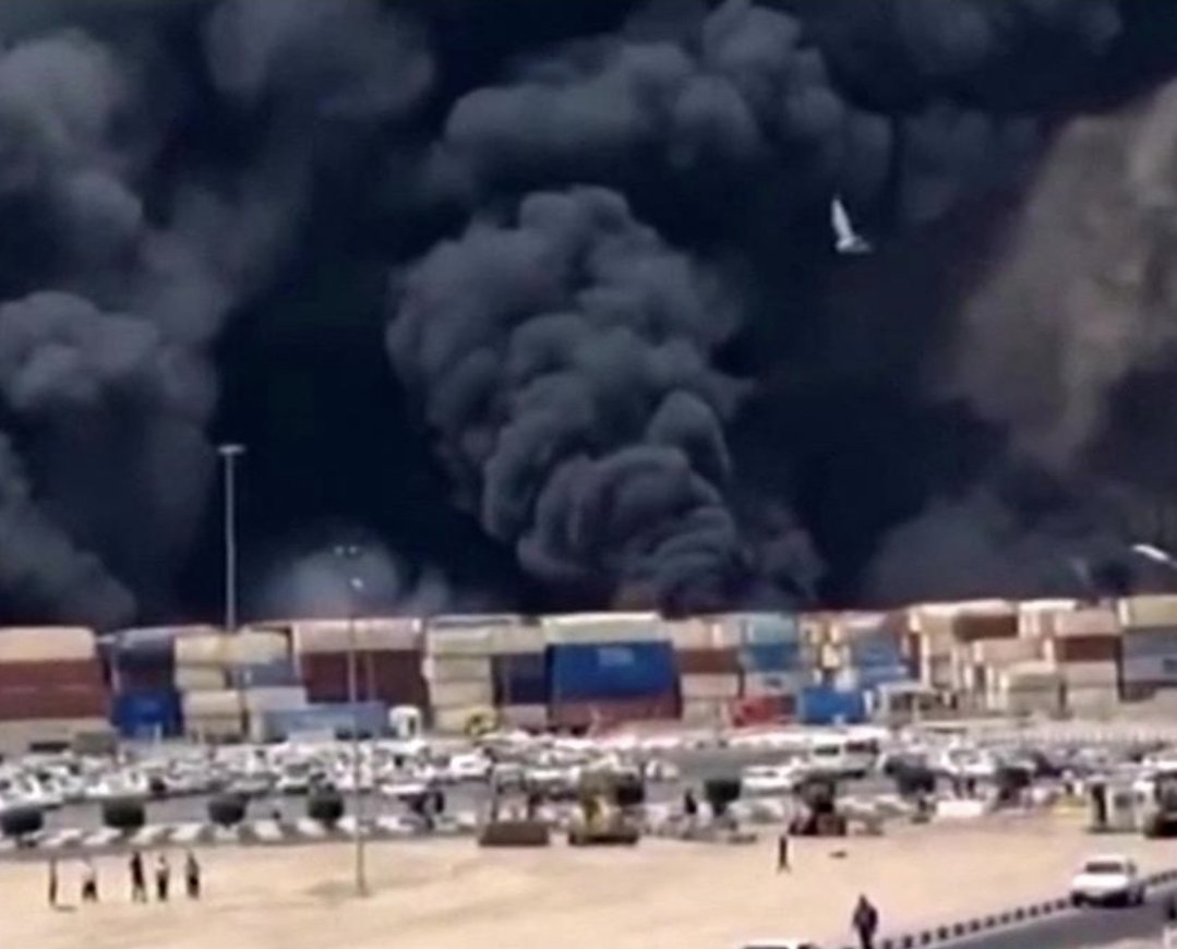 Перед тем,как совместными усилиями США и Израиль не начнут стирать с лица земли главных бородатых гамадрилов-аятолл,стоит дать режиму радикальных исламистов 3-5 дней,
чтобы  вернуть заложников из Газы.Если этого не случится,уничтожить их поголовье полностью.
Не упустите шанс!