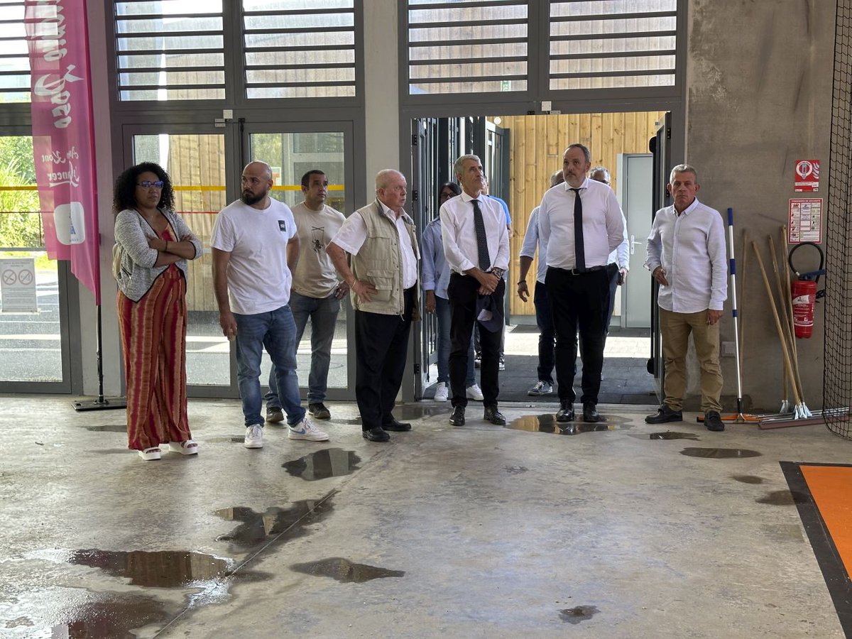 Prefet974's tweet photo. 🏞️ #VisiteTerritoriale | À #SainteRose, le préfet a fait le point sur les projets de la commune
🌀 L’après #CycloneGarance au cœur des échanges :
⚓ Digue du port en diagnostic
🏟️ Gymnase lourdement endommagé
L’État reste mobilisé pour accompagner la reconstruction. 💪🇫🇷 https://t.co/zUF2xsiHpj