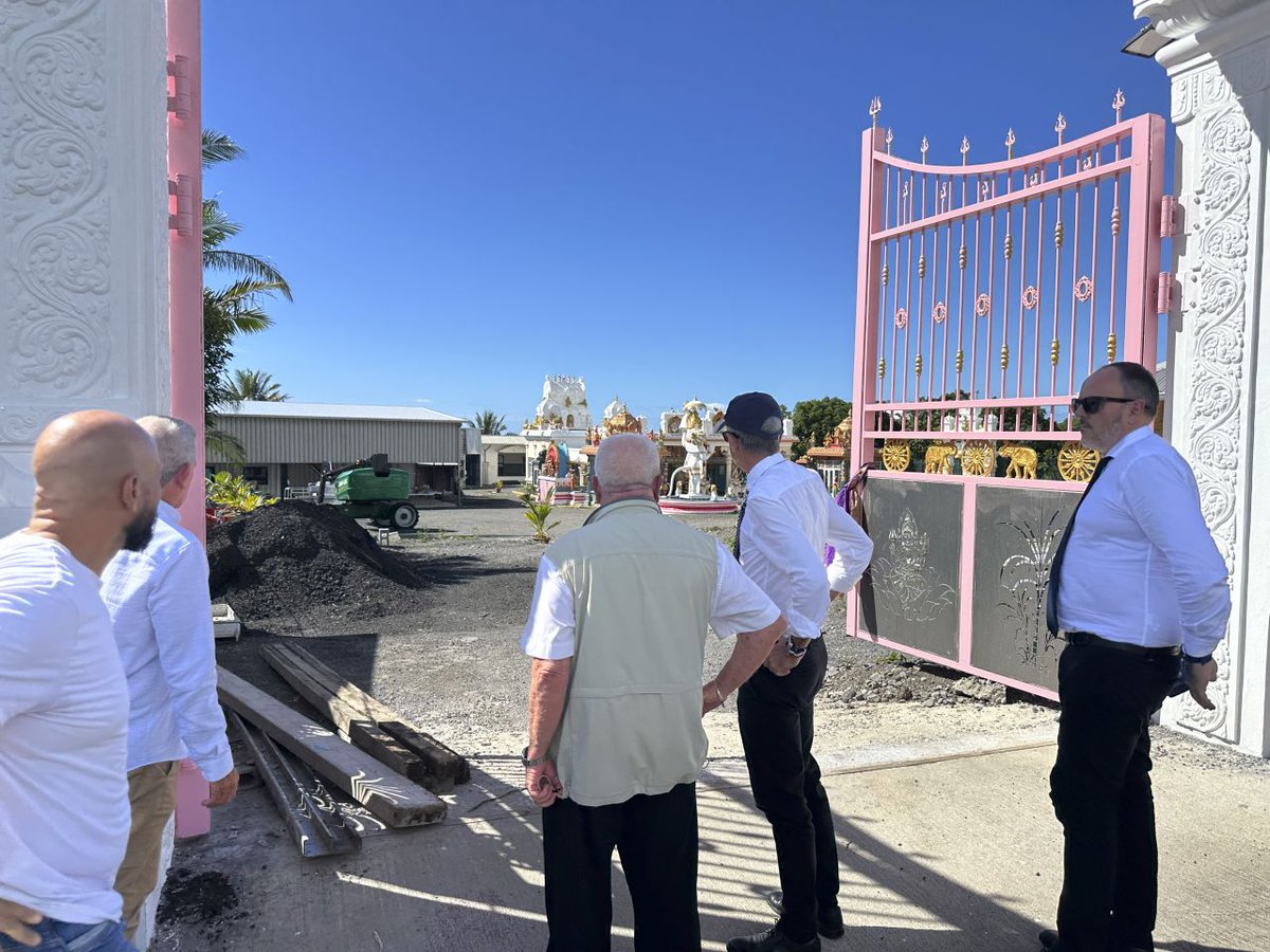 Prefet974's tweet photo. 🏞️ #VisiteTerritoriale | À #SainteRose, le préfet a fait le point sur les projets de la commune
🌀 L’après #CycloneGarance au cœur des échanges :
⚓ Digue du port en diagnostic
🏟️ Gymnase lourdement endommagé
L’État reste mobilisé pour accompagner la reconstruction. 💪🇫🇷 https://t.co/zUF2xsiHpj