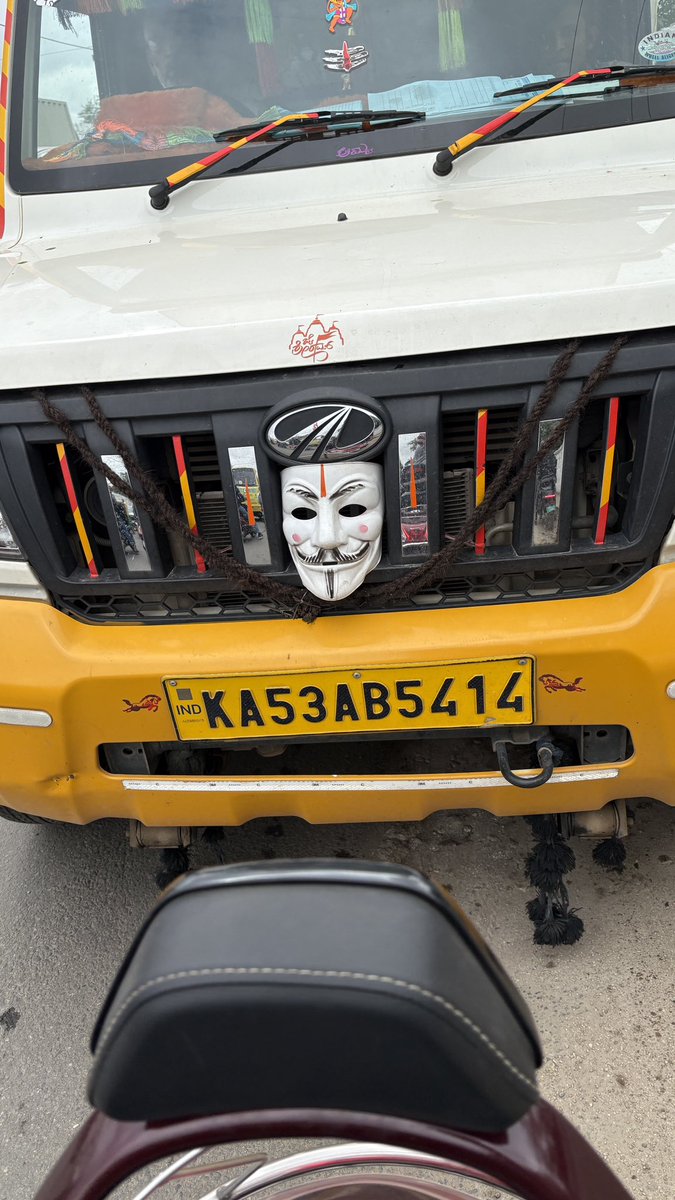 sunil_qp's tweet photo. @blrcitytraffic 
Sir today big truck driver hit my two wheeler and exchanged with foul language and when i tried to stop him he ran away seeing police there 
Can you pls issue a warning for these heavy duty trucks driver to insure the safety of two wheeler on road isn’t https://t.co/ZgUW18zZ3M