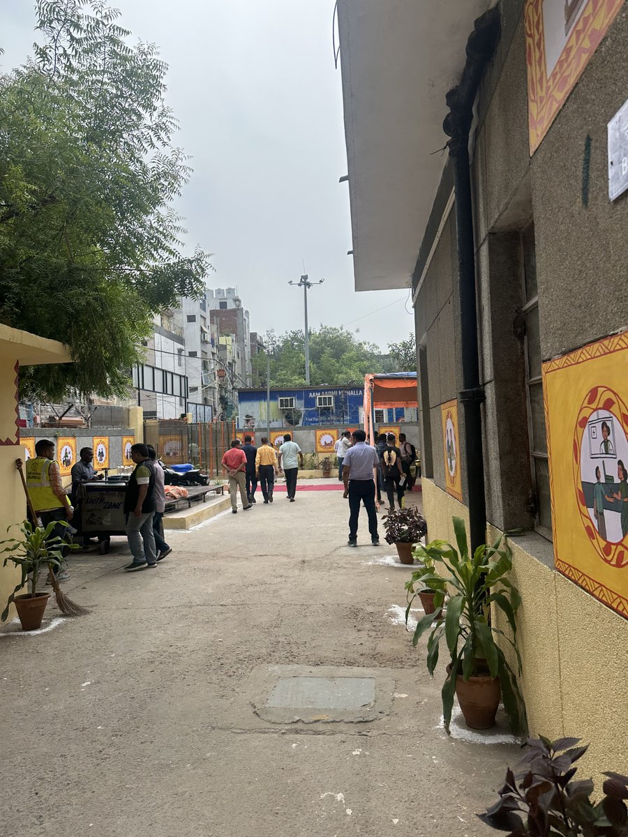 Prakash Jarwal (@prakashjarwal) on Twitter photo वाह <a href="/gupta_rekha/">Rekha Gupta</a> जी वाह,
MCD पुरानी चच्चा बच्चा डिस्पेंसरी केंद्र तिगड़ी को रंग पेंट करके आयुष्मान आरोग्य मंदिर के नाम से आज माननीय सांसद <a href="/RamvirBidhuri/">Ramvir Singh Bidhuri</a> जी व बीजेपी विधायक ,पार्षद 20 साल बाद पुनः उद्धघाटन किया ,
आपकी सरकार को 100 दिन से ज़्यादा हो गए ।
@BJP वालो वाह <a href="/gupta_rekha/">Rekha Gupta</a> जी वाह,
MCD पुरानी चच्चा बच्चा डिस्पेंसरी केंद्र तिगड़ी को रंग पेंट करके आयुष्मान आरोग्य मंदिर के नाम से आज माननीय सांसद <a href="/RamvirBidhuri/">Ramvir Singh Bidhuri</a> जी व बीजेपी विधायक ,पार्षद 20 साल बाद पुनः उद्धघाटन किया ,
आपकी सरकार को 100 दिन से ज़्यादा हो गए ।
@BJP वालो