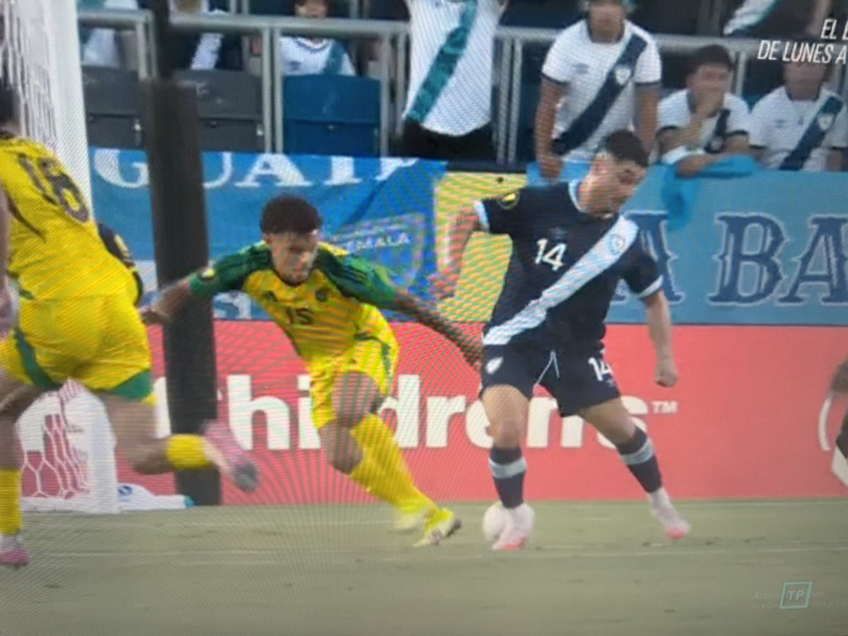 Una imagen para el recuerdo: la asistencia de tacón de Darwin Lom para que Lelito Santis logre un gol histórico y prolongue un mes de ensueño tras su reciente hat-trick en las Eliminatorias.

No se veía una asistencia de tacón en la Copa Oro desde el 7 de julio de 2019 (Raúl