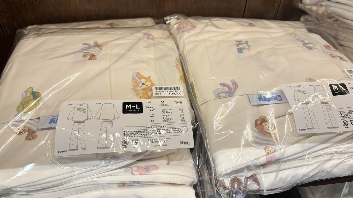 ofuton870's tweet image. ジェラピケのパジャマの柄は物によって出方が違ったけれど、ポーチはみんな同じ柄でした🧸
半袖パジャマとブランケットは同じ柔らか素材で触り心地ふわふわでした☁️🫧
#TDR__now
