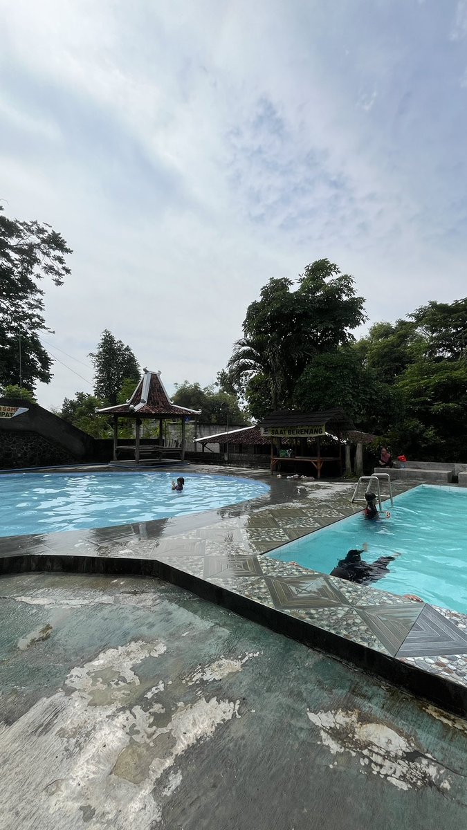 salnna_'s tweet photo. Kolam renang di daerah Maguwo Jogja yang murah meriah, HTM cuma 7k/orang. Jual makanan juga yang gak kalah murah😁👍

📍Ledhok Pereng

Kolam renang ada 2 buat anak dan dewasa https://t.co/TosiuWzYLb