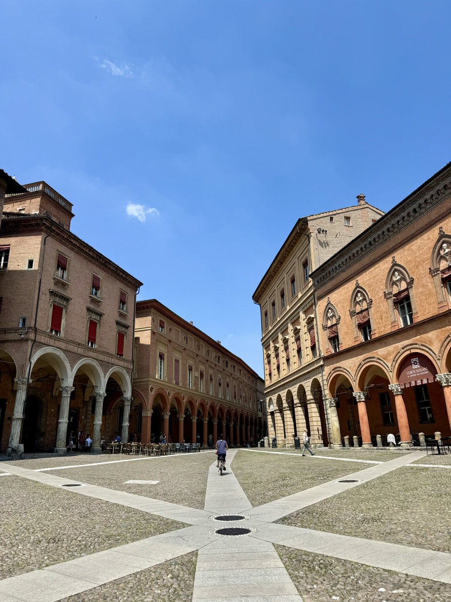 CharmOfCulture's tweet photo. 📍Bologna, Italy 🇮🇹 

 “Bologna is a city that has never lost its soul.”

— Luciano Pavarotti https://t.co/YoD9QXcX7q