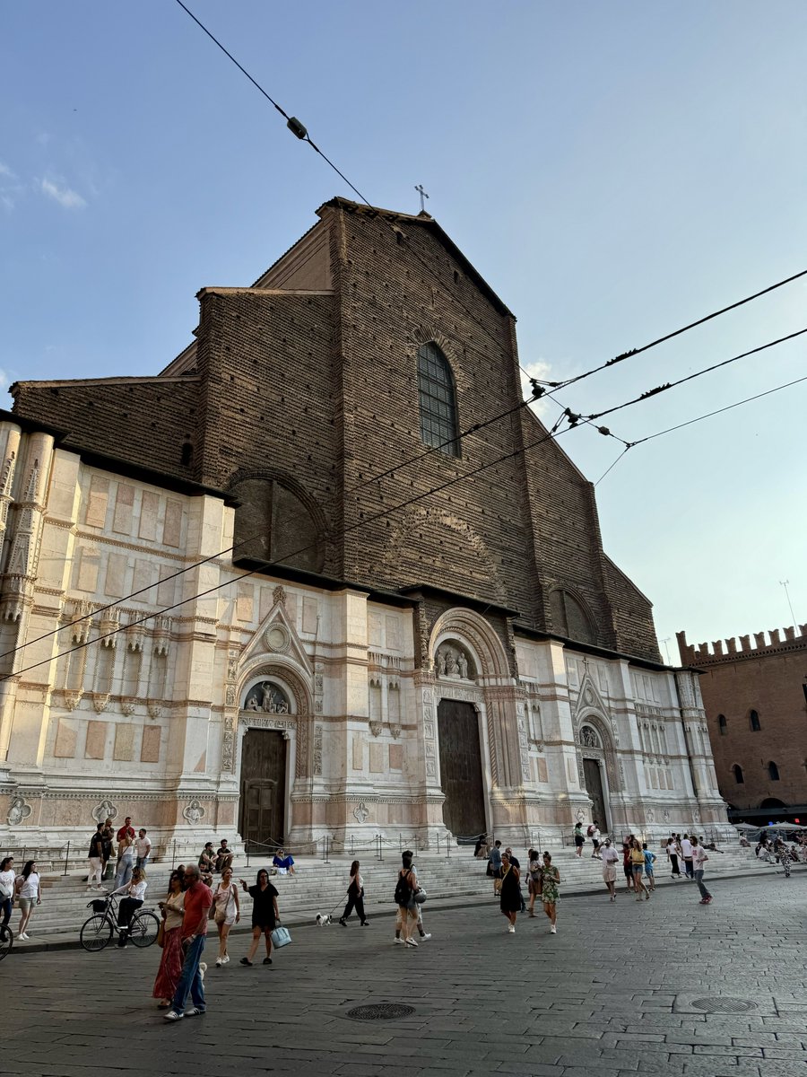 CharmOfCulture's tweet photo. 📍Bologna, Italy 🇮🇹 

 “Bologna is a city that has never lost its soul.”

— Luciano Pavarotti https://t.co/YoD9QXcX7q