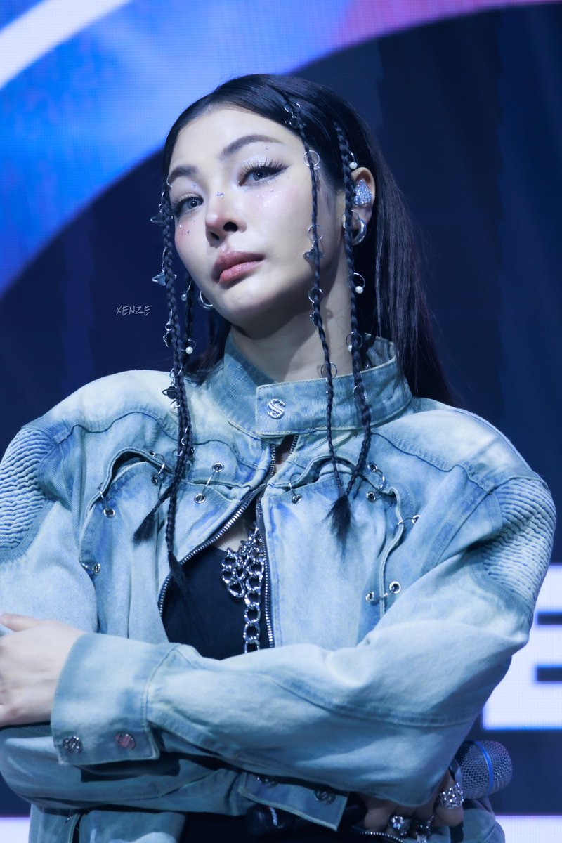 _XENZE_'s tweet photo. When the MC asks Faye for a poker face... 😅

PERAYA SKY ROCKET
#Faye1stFMinManila
#FayePeraya 
#ฝ้ายพีรญา
@malisorn00 https://t.co/2Lgo5eYai9