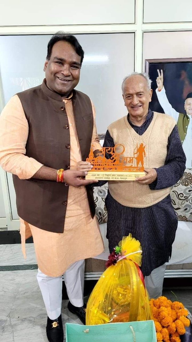 मेरे लिए एक आदर्श रूप में स्थापित, महाराष्ट्र के पूर्व महामहिम राज्यपाल, उत्तराखंड के पूर्व मुख्यमंत्री आदरणीय श्री भगत सिंह कोश्यारी जी आपको जन्मदिन की अनंत शुभकामनाएं. 

प्रभु श्रीराम जी से प्रार्थना है कि आप दीर्घायु हों और सदैव स्वस्थ एवं प्रसन्न रहें।