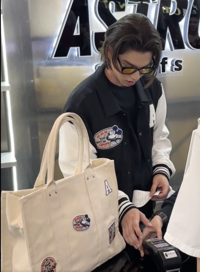 oshithai's tweet photo. ※SALE※【Bright】Astro stuffs DISNEY 100 TOTE BAG ディズニートートバッグ アストロ
https://t.co/SxPgim0jsk https://t.co/1s1qiqf8rW
