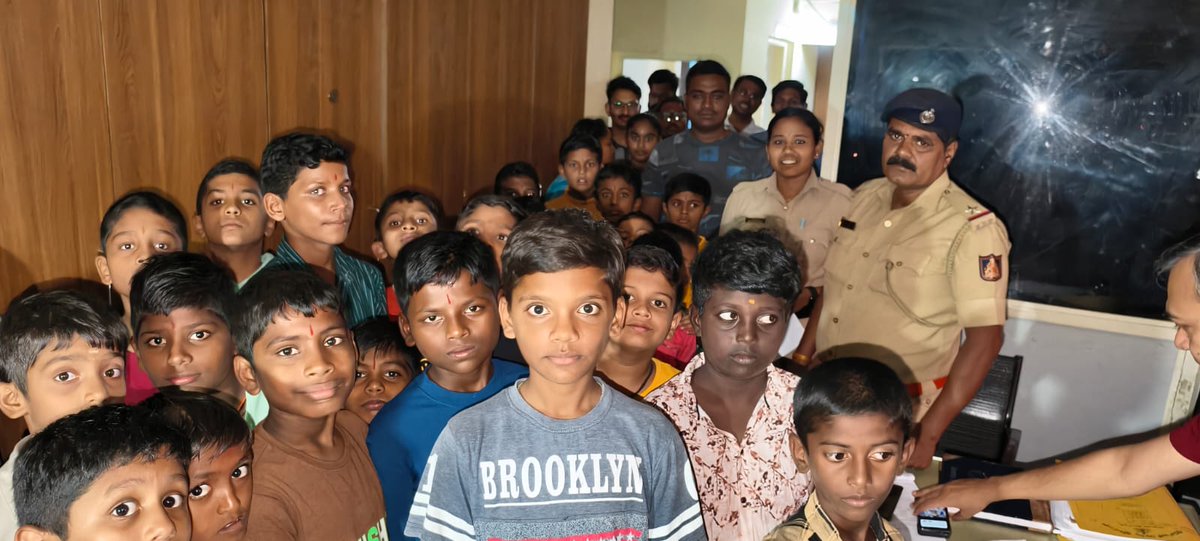 ಈ ದಿನ ಸೂರ್ಯ ನಗರ ಪೊಲೀಸ್ ಠಾಣೆಯಲ್ಲಿ ನೀಲ ಸಂಸ್ಥೆಯ ಅನಾಥ ಮಕ್ಕಳಿಗೆ ತೆರೆದ ಮನೆ ಕಾರ್ಯಕ್ರಮವನ್ನು ಆಯೋಜಿಸಲಾಗಿತ್ತು. ಆರಕ್ಷಕ ನಿರೀಕ್ಷಕರಿಂದ ಮಕ್ಕಳಿಗೆ ಕಾನೂನಿನ ಬಗ್ಗೆ ಅರಿವನ್ನು ಮೂಡಿಸಲಾಯಿತು ಮತ್ತು ಠಾಣೆಯಲ್ಲಿ ಯಾವೆಲ್ಲ ಚಟುವಟಿಕೆಗಳು ನಡೆಯುತ್ತವೆ ಎಂಬುದರ ಬಗ್ಗೆ ತಿಳಿಸಿಕೊಡಲಾಯಿತು.