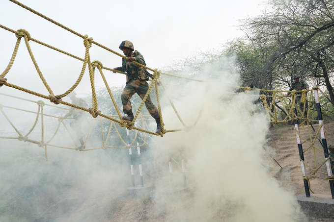 Alka_Mandall's tweet image. No fans of #BSF will pass without liking this post. 🩷 

TALENT से भरपूर हैं BSF के जवान

सर्वदा - सतर्क   
  
#JaiHind 🇮🇳
#IndianBorderSecurity
#MiddleEast Noor  #planecrashahmedabad #TelAviv राजमाता जीजाबाई  #ClothBank  श्री राम Cyprus