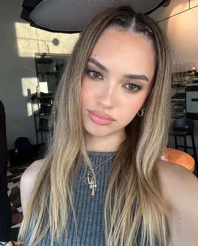 fantasizemafia's tweet photo. oh and this is a WHITE woman, not a latina. https://t.co/p1vLAVjEL6