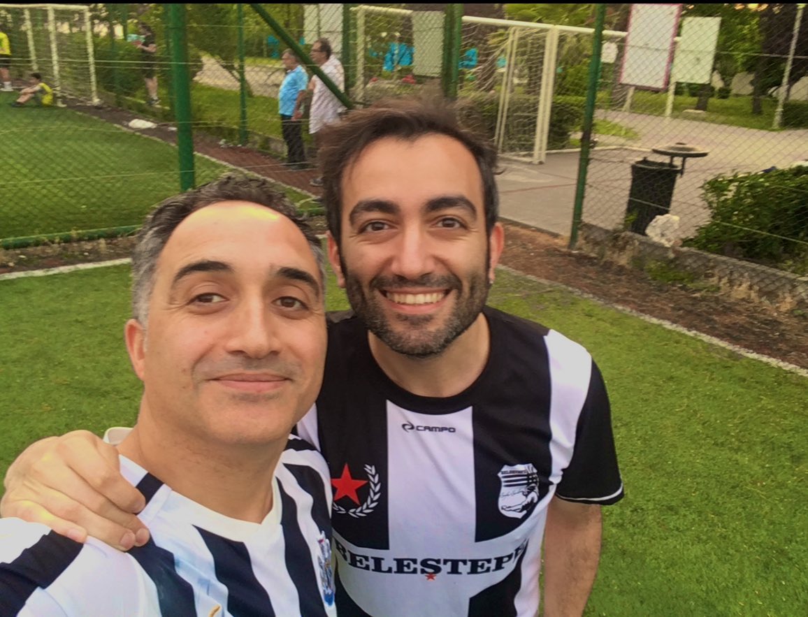 erol_simsek's tweet photo. uğurlar olsun canım kardeşim. @the_emres 2008’de @khasscm ilk spor iletişim programından bugüne dek paylaştığımız  dostluk için teşekkürler. ardında iyililikle yaşanmış bir ömür, el emeği ile hazırlanmış belgeseller, onlarca yazı ve kitaplar bıraktın. yattığın yer incitmesin… https://t.co/jeY9lom0jx