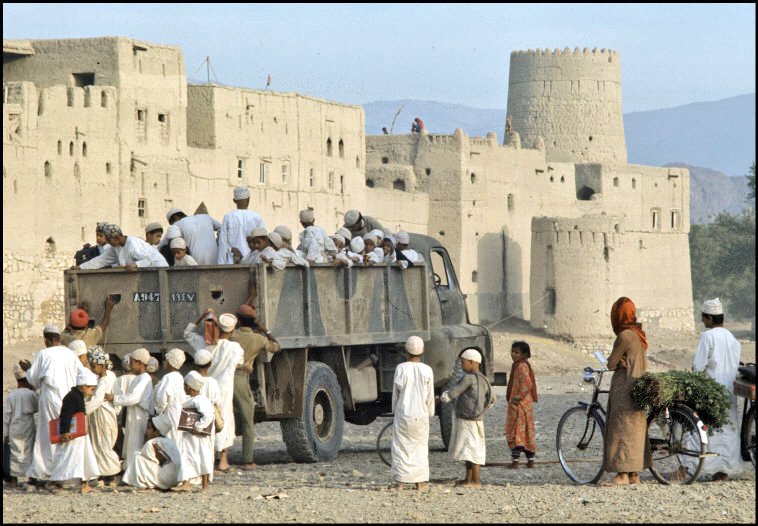 🌷اللهم لُطفك بقلوبنا وأحوالنا وأيّامنا، اللهم تولّنا بسِعتك وعظيم فضلك، اللهم أمانًا وطمأنينةً وسلام.🌷
#اللهم_امين
#صباح_الخير
#تراثي_هويتي
#تاريخ_عمان
#تاريخ_عمان_فخر_واعتزاز
(الصور من تاريخ التعليم في سلطنة عمان)