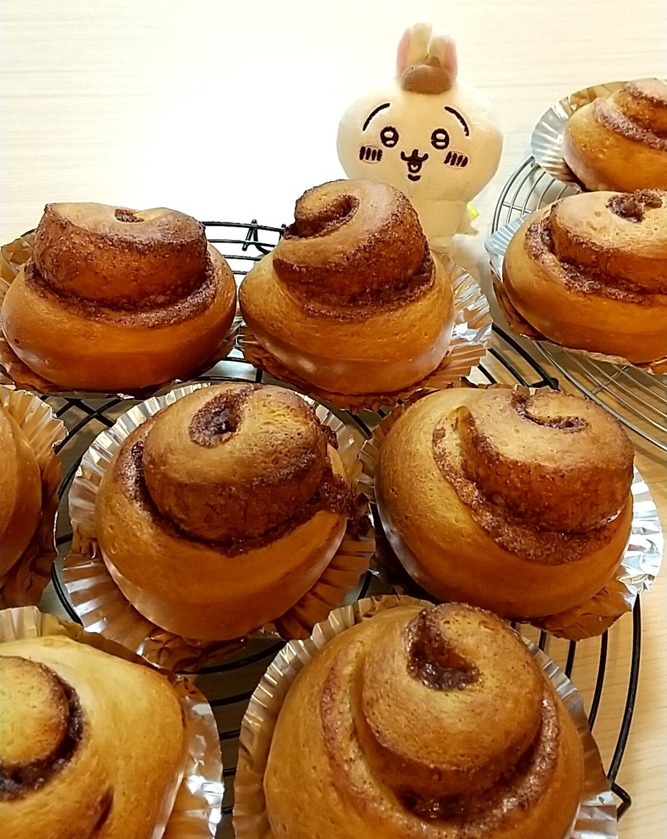 シナモンロールを作りました✨
気温が高いので、発酵がすすむススムでちょっとワタワタ💦
いつもパン作りの相棒うさぎ(ポムポムプリンコラボ)が気に入っているので、サンリオコラボは我慢することにしました👍
これからもよろしくね🐰
#パン作り