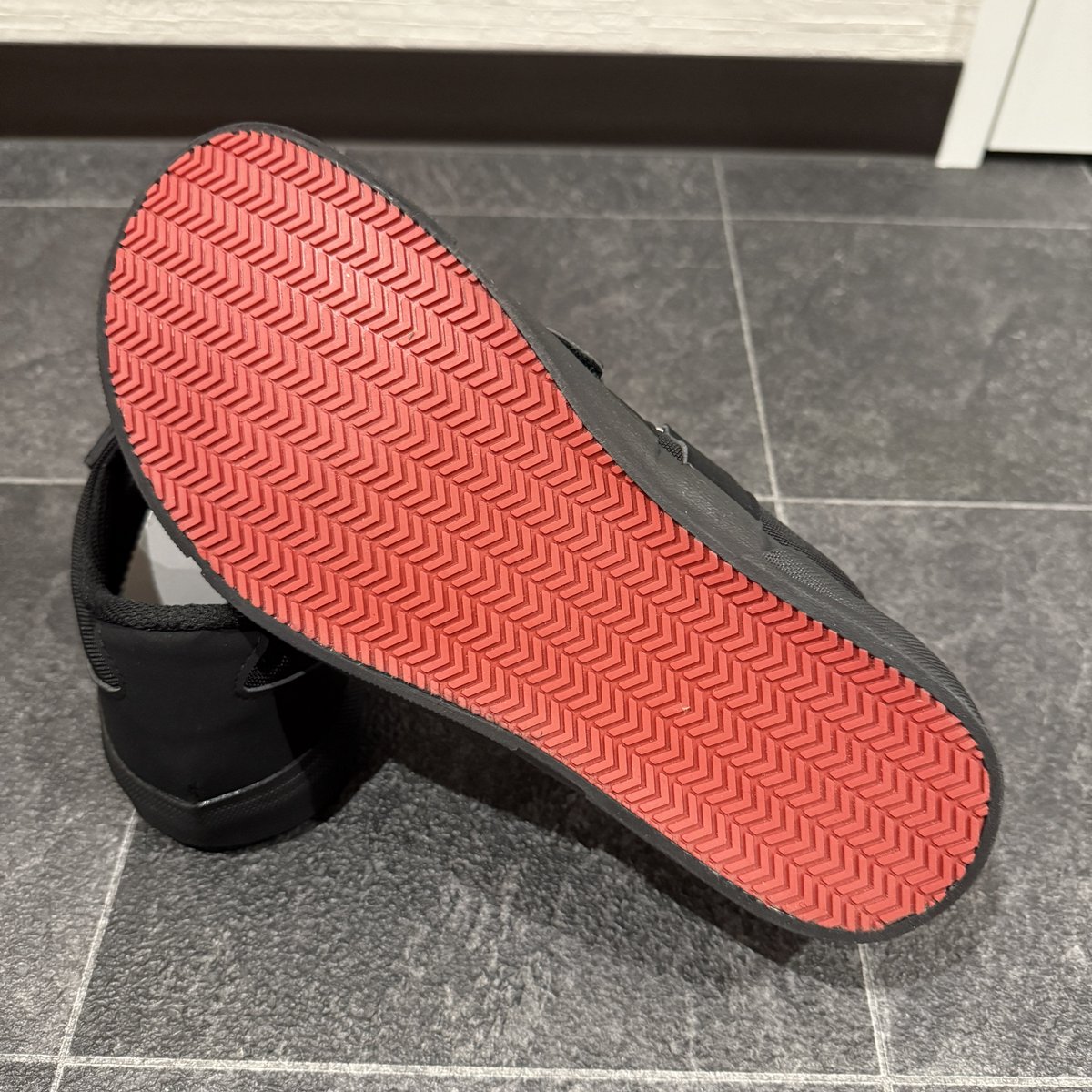 okutani0706's tweet image. パワーリフティング用フラットシューズの市販品最高性能をほこるアイアンホールドプロですが、すでにアナザーモデルの開発も進行しています。
この写真だけで違いがわかったあなたは相当なマニアか見えてしまう方です（笑）…