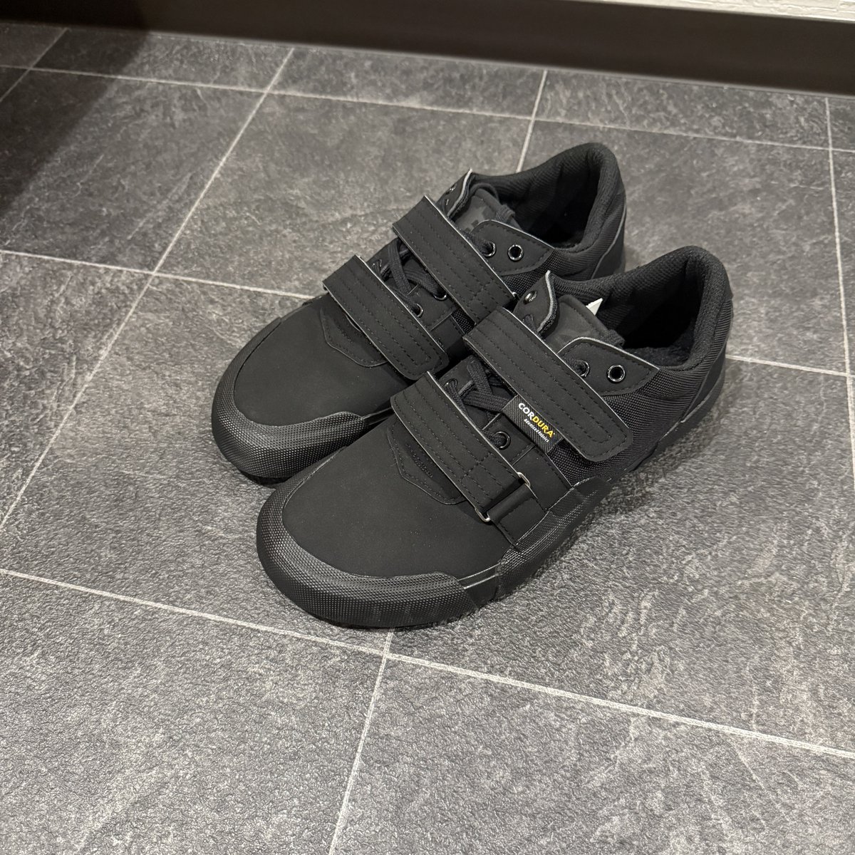 okutani0706's tweet image. パワーリフティング用フラットシューズの市販品最高性能をほこるアイアンホールドプロですが、すでにアナザーモデルの開発も進行しています。
この写真だけで違いがわかったあなたは相当なマニアか見えてしまう方です（笑）…