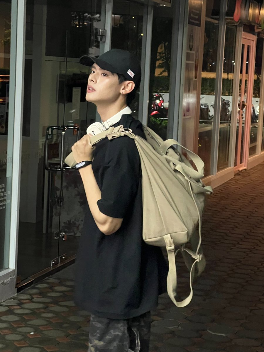 naranvik's tweet image. ก็ว่าทำไมกระเป๋าหนักๆ
#NAY_PERSES
#PERSES #PERSES_TH