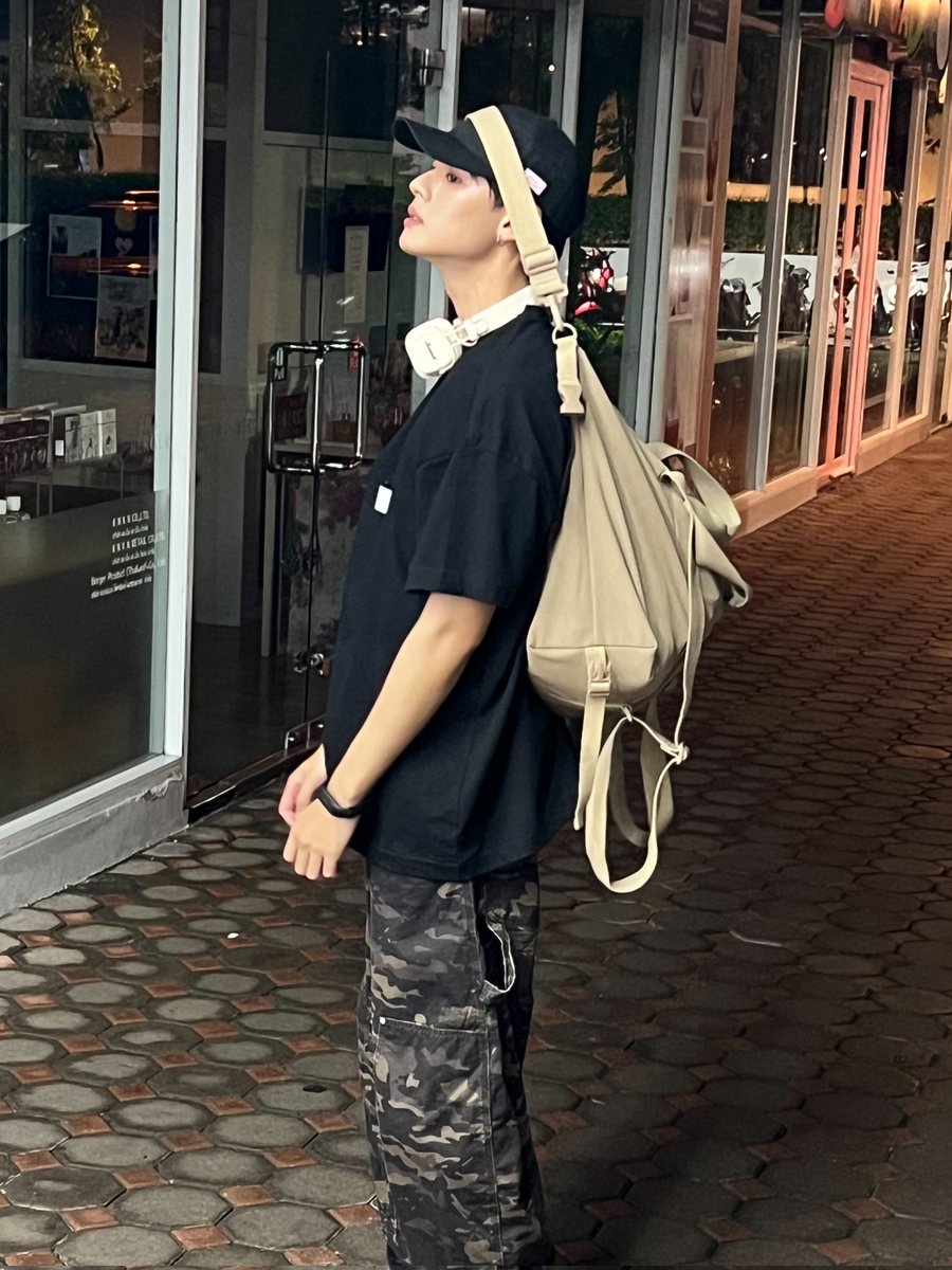 naranvik's tweet image. ก็ว่าทำไมกระเป๋าหนักๆ
#NAY_PERSES
#PERSES #PERSES_TH