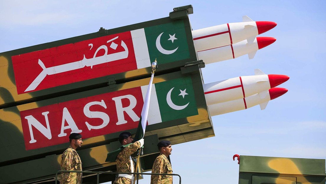 ferozwala's tweet photo. Will #Pakistan attack Israel with ☢️#nuclear_Weapons if they are used against Iran?
A senior Iranian official stressed that the "biggest surprises have yet to be revealed."
Pakistan has threatened to launch a nuclear missile at Israel if Israeli occupation PM Benjamin Netanyahu uses such weapons against Iran, said General #Mohsen_Rezaei, a senior officer in the Islamic Revolutionary Guard Corps (#IRGC).
Interviewed Sunday night on Iranian state television, quoted by international media, Rezaei stated that the Islamic country possesses untapped tactics and capabilities. He maintained that the "biggest surprises have yet to be revealed" in the conflict.
"This war is crucial, and Iran will be the one to end it ," said the Expediency Discernment Council member, who appeared in military uniform.
https://t.co/GutvY4VFW4