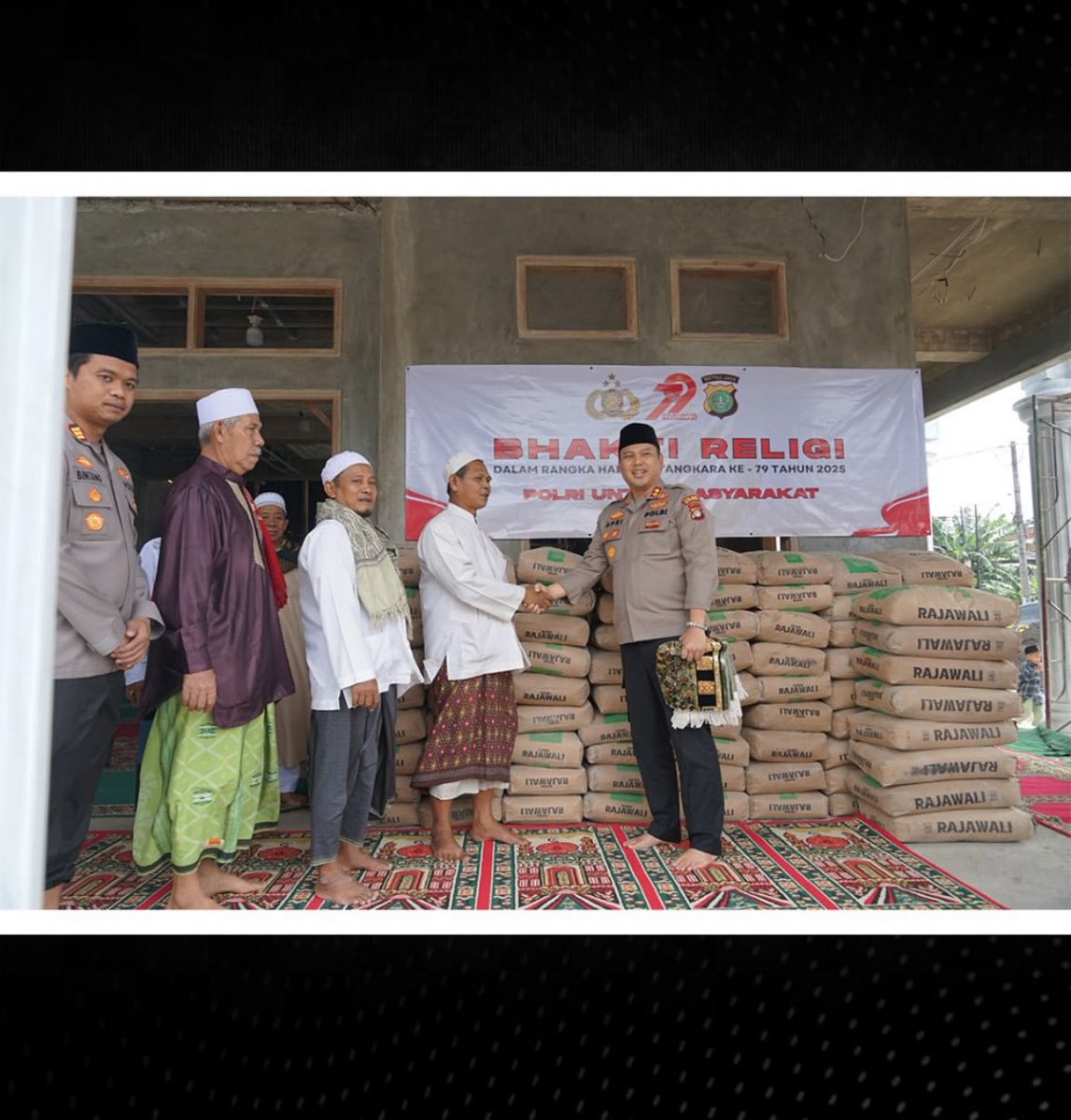 sfirakning17876's tweet photo. Kegiatan safari jumat ajak jamaah perkuat silaturahmi dan waspadai tawuran remaja. #polri #hutpolri #bhayangkara #melayani #masyarakat https://t.co/RnZykSafks