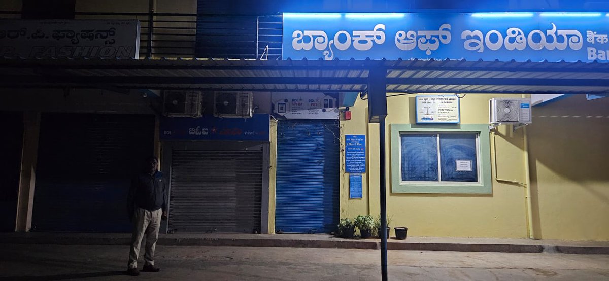 ಠಾಣಾ ಸರಹದ್ದಿನಲ್ಲಿರುವ ವಿವಿಧ ATM ಮತ್ತು ಬ್ಯಾಂಕ್ ಗಳ ಬಳಿ ತೆರಳಿ, ರಾತ್ರಿ ವೇಳೆಯಲಿ ಬ್ಯಾಂಕ್ ಮತ್ತು ATM ಸುರಕ್ಷತೆಯ ಬಗ್ಗೆ ಸೆಕ್ಯೂರಿಟಿ ಗಾರ್ಡ್ ಗಳಿಗೆ ಸೂಕ್ತ ತಿಳುವಳಿಕೆಯನ್ನು  ನೀಡಲಾಯಿತು... ✍️🚔