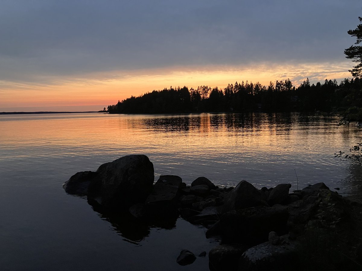 Jukolaa viikonloppuna telkkarista katsellessa piti välillä katsoa uloskin, oli hieno ilta Näsijärvellä. Tai yö. #maisema #Näsijärvi #Tampere