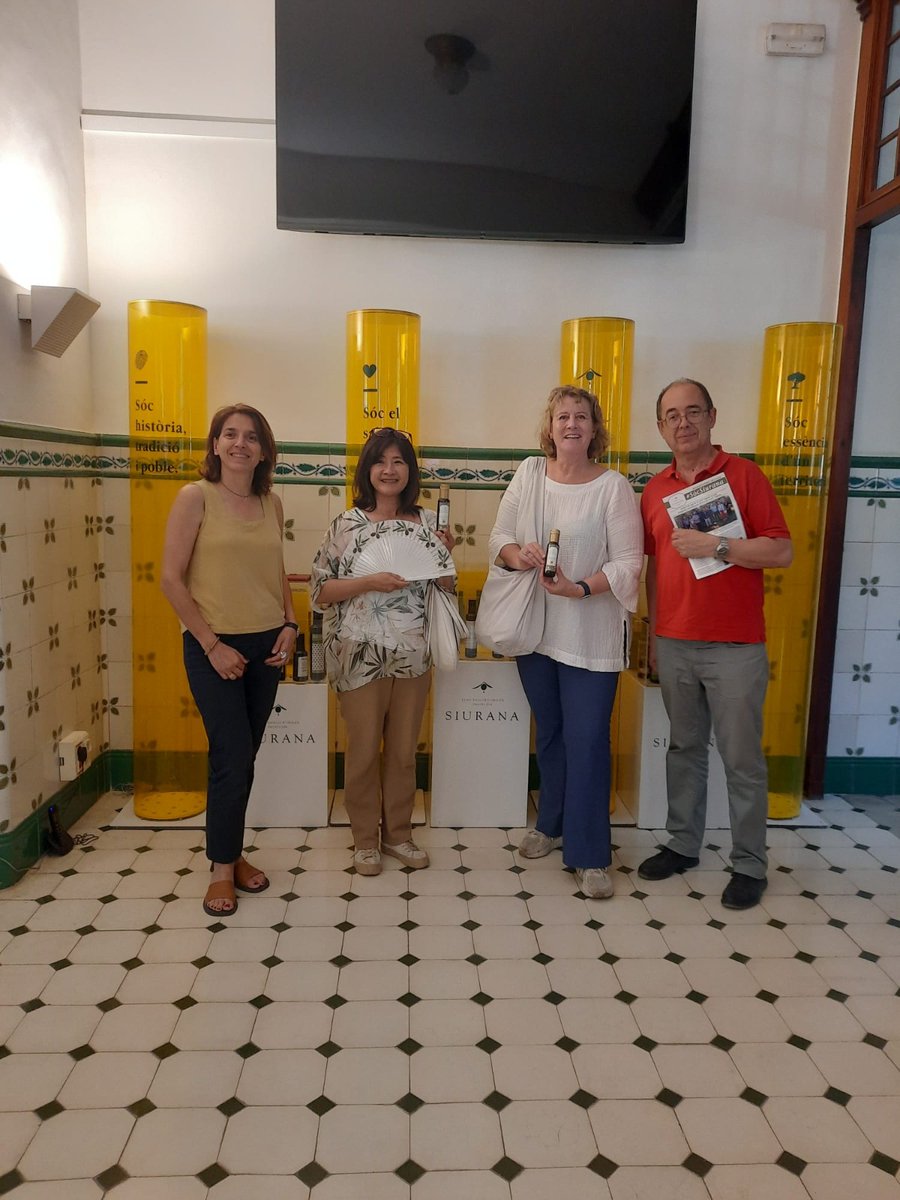 📷 La passió per l'oli d'oliva verge extra DOP Siurana traspassa fronteres. Hem rebut la visita de dues periodistes internacionals encuriosides per conèixer tots els detalls a l'entorn de l'oove de la DOP Siurana. La visita l'han fet acompanyades d'Agustí Romero de l' <a href="/irtacat/">IRTA</a>.
