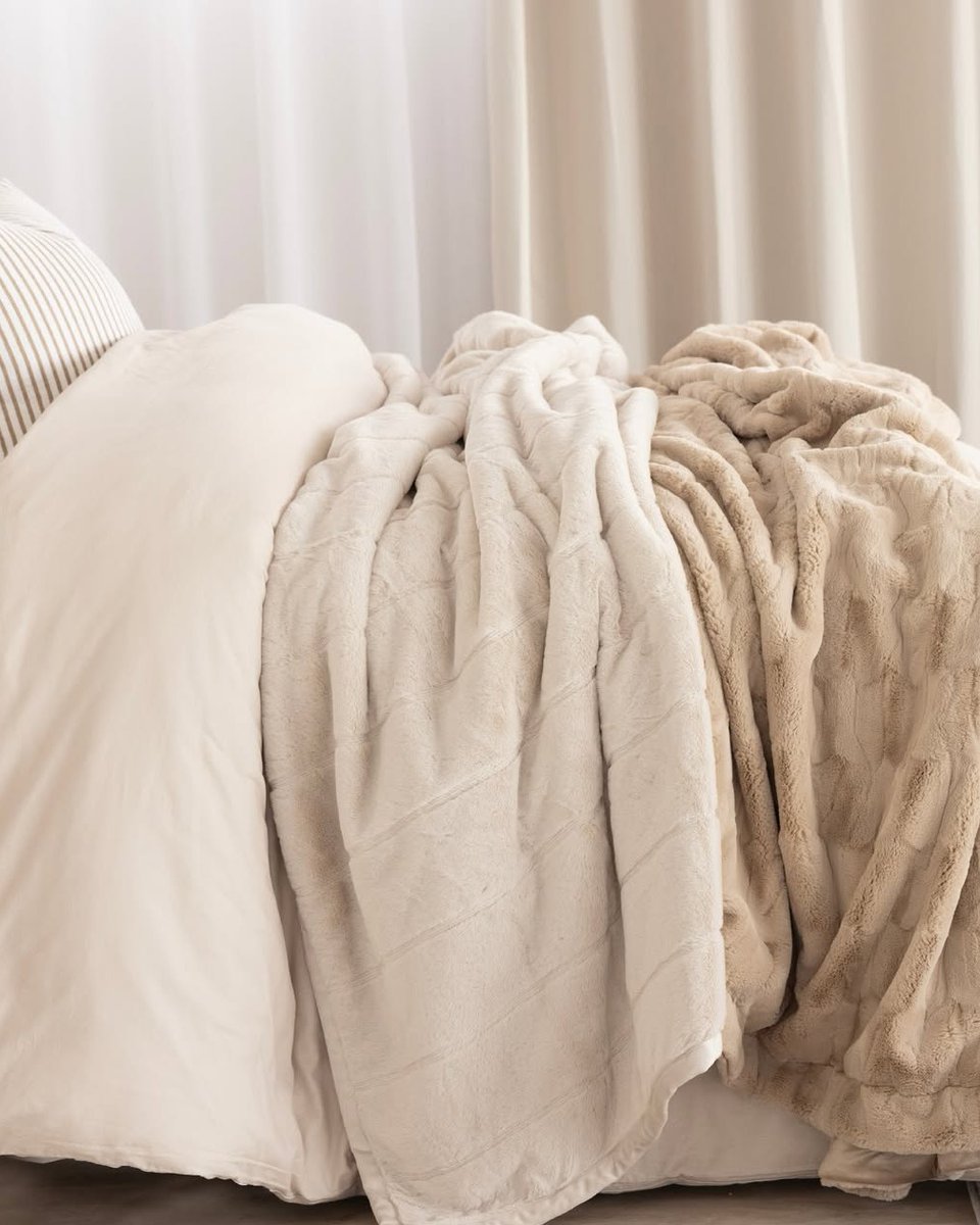 The perfect winter pairing. 🤗🛏️
📸: <a href="/Volpessa_/">Volpes, The Home of Linen</a>
#CanalWalk #HaveItAll