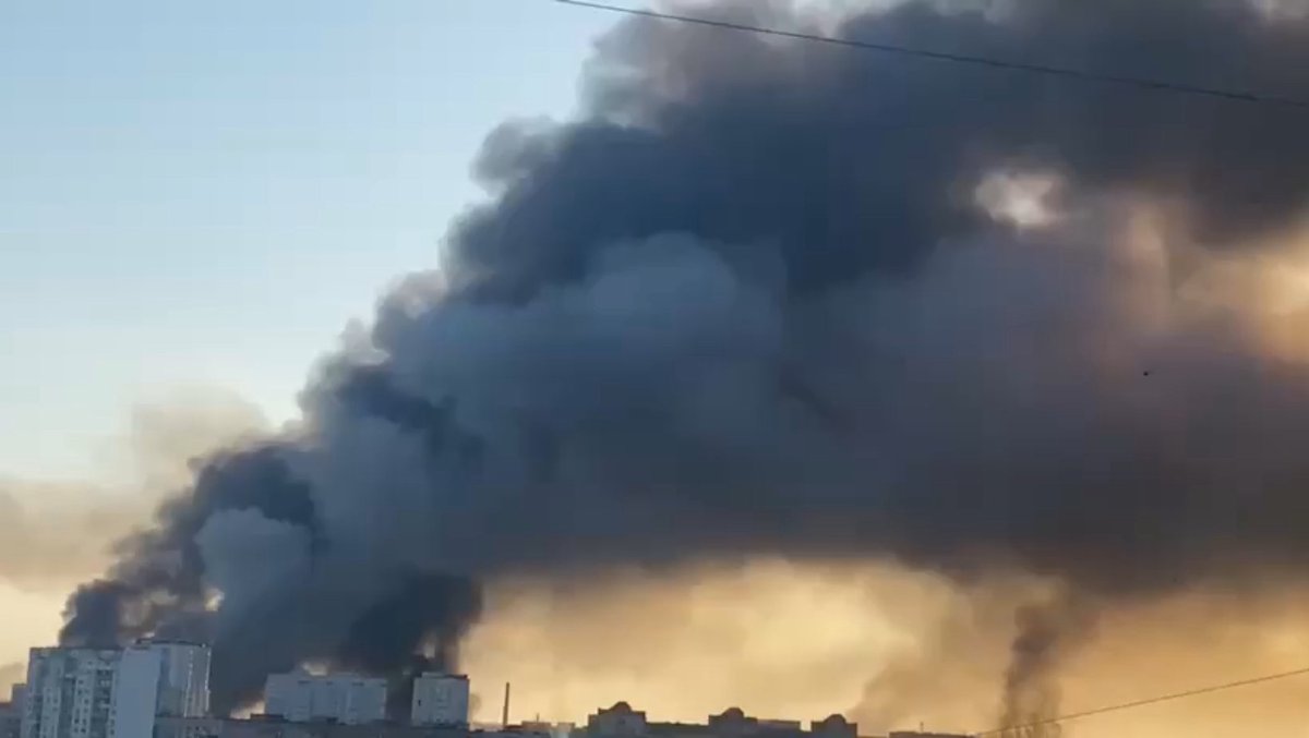 Kiew heute Morgen.
Im schatten des israelischen und möglicherweise bald auch US-amerikanischen Krieges gegen den Iran, führt Putin seinen verheerenden Feldzug gegen den Osten Europa in Seelenruhe weiter.
Und hier tut der Westen nichts (Wirksames), um den Terror zu beenden.