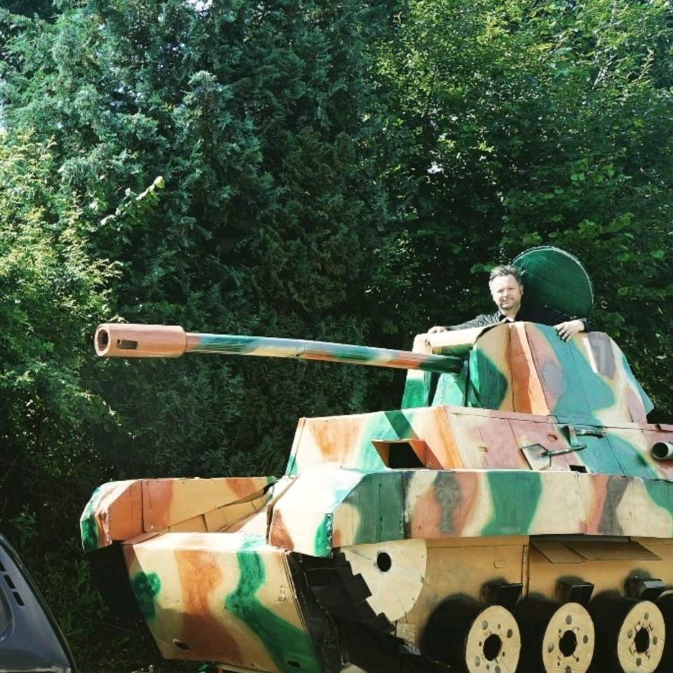 After 510,000 comments and mass reports from Salafists, PixelHELPER had no choice. We got ourselves a tank. ✅ Made of wood ✅ Vegan ✅ Fires glitter &amp; holy rage. Target locked: Radical Islamists, patriarchy &amp; joylessness.
Commander: Oliver al Mahdi <a href="/Lightartist/">∴ Oliver Bienkowski</a>, strapped in for