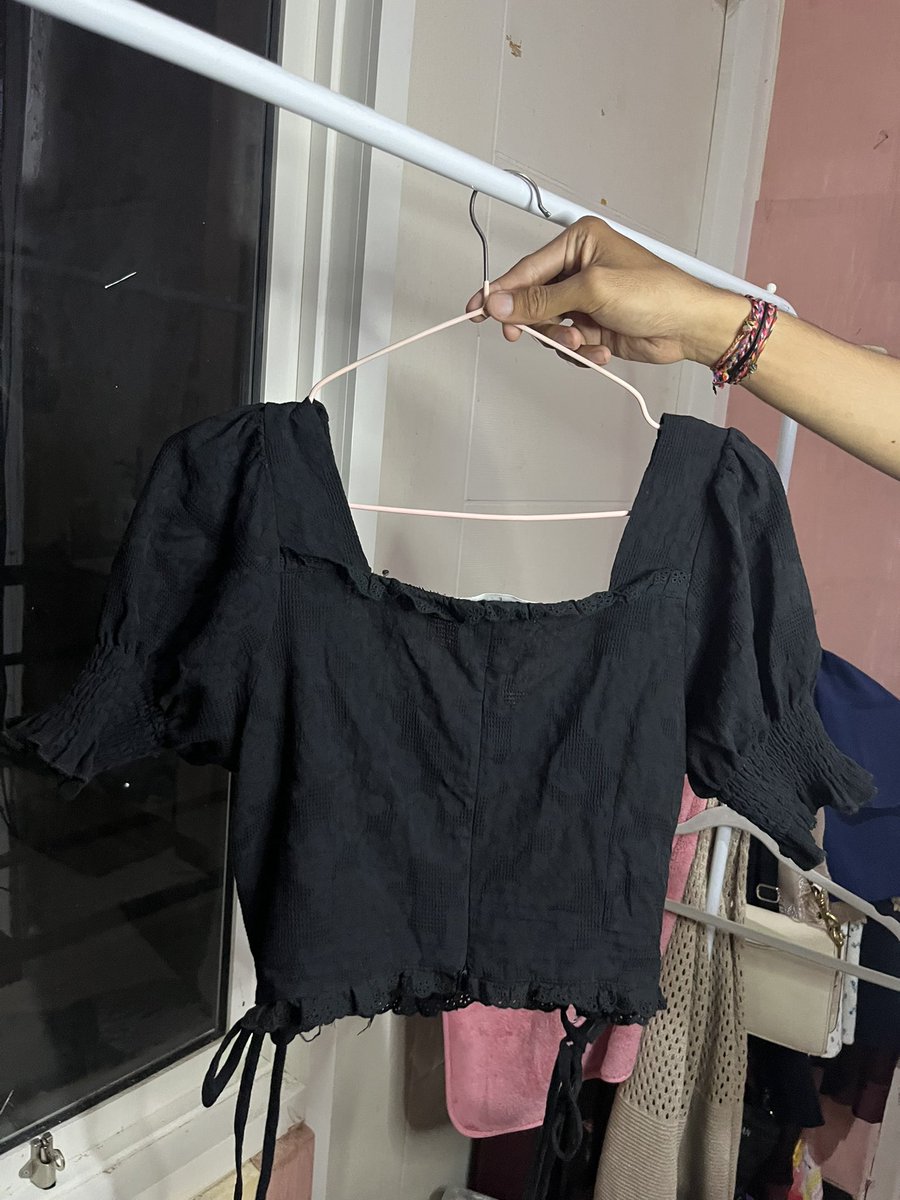 gizolle's tweet photo. Hellooo, aku juga mau jual atasann ini 50k ajaa (bisa nego kokk) https://t.co/lDAMPvygT8