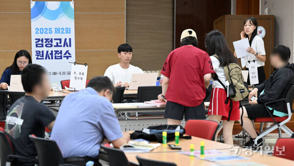 ekgib's tweet image. &amp;lt;경기포토&amp;gt; ‘2025 제2회 검정고시’ 원서접수
#검정고시 #수원교육지원청 #원서접수 #응시생 #경기일보