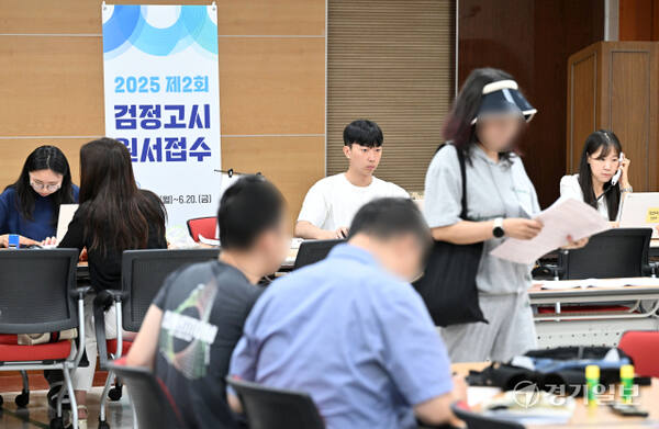 ekgib's tweet image. &amp;lt;경기포토&amp;gt; ‘2025 제2회 검정고시’ 원서접수
#검정고시 #수원교육지원청 #원서접수 #응시생 #경기일보