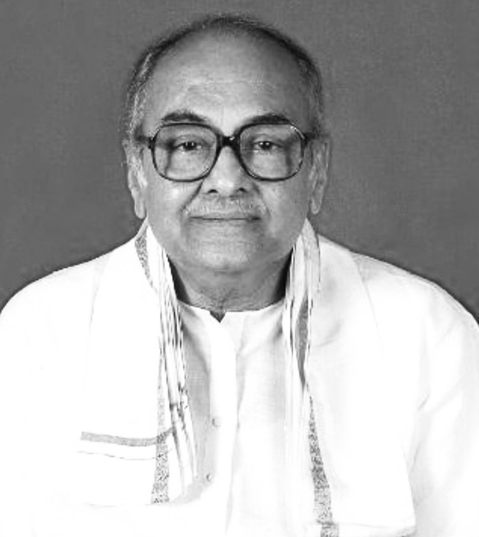 சென்னை உயர்நீதிமன்ற மூத்த வழக்கறிஞரும், கொங்கு வெள்ளாளர் தொழில்நுட்பக் கல்வி நிறுவனங்களின் முன்னாள் தலைவரும், மாண்புமிகு உச்சநீதிமன்ற நீதியரசர் திரு. M.M. சுந்தரேஷ் அவர்களின் தந்தையாருமான,  ஐயா திரு. V.K. முத்துசாமி அவர்கள் காலமானார் என்ற செய்தி மிகுந்த வருத்தமளிக்கிறது.

அவரது