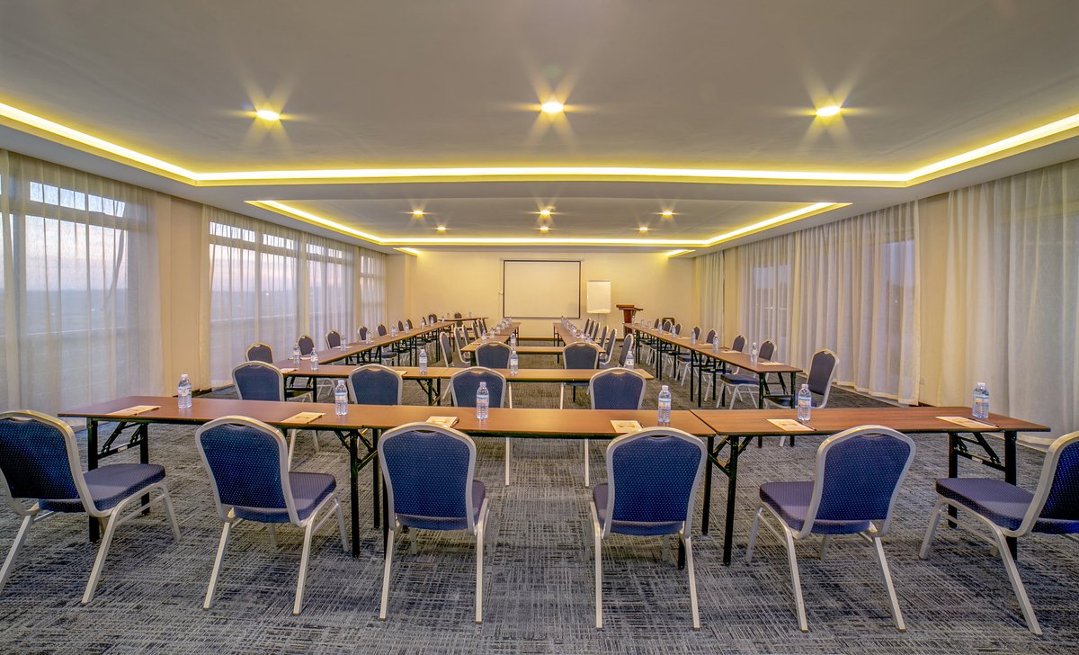 SNHNamanve's tweet photo. Silence that supports concentration. Lighting that fuels clarity. Comfort that enhances collaboration. This is what progress feels like.
What would you achieve in a space like this?
#ThinkBigSpaces | #SeamlessSessions https://t.co/Q51JE6Yny1