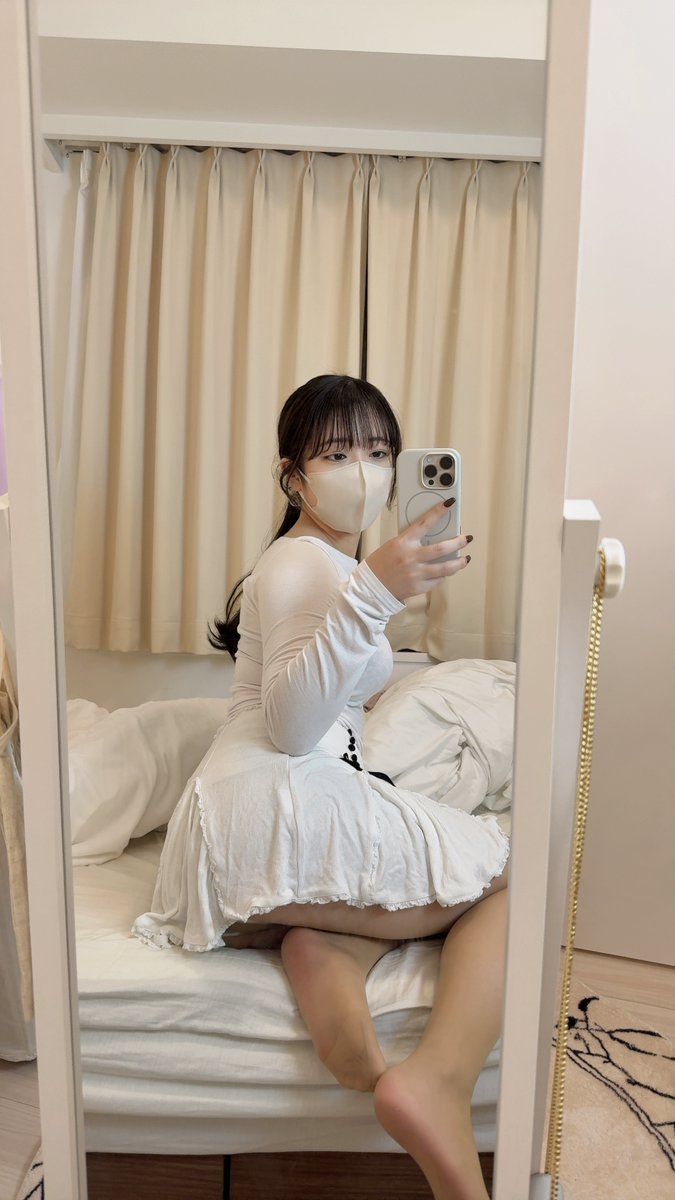 絶妙にパ〇ツ見えちゃってるけど何色か分かる？ https://t.co/xiN2r2veoU