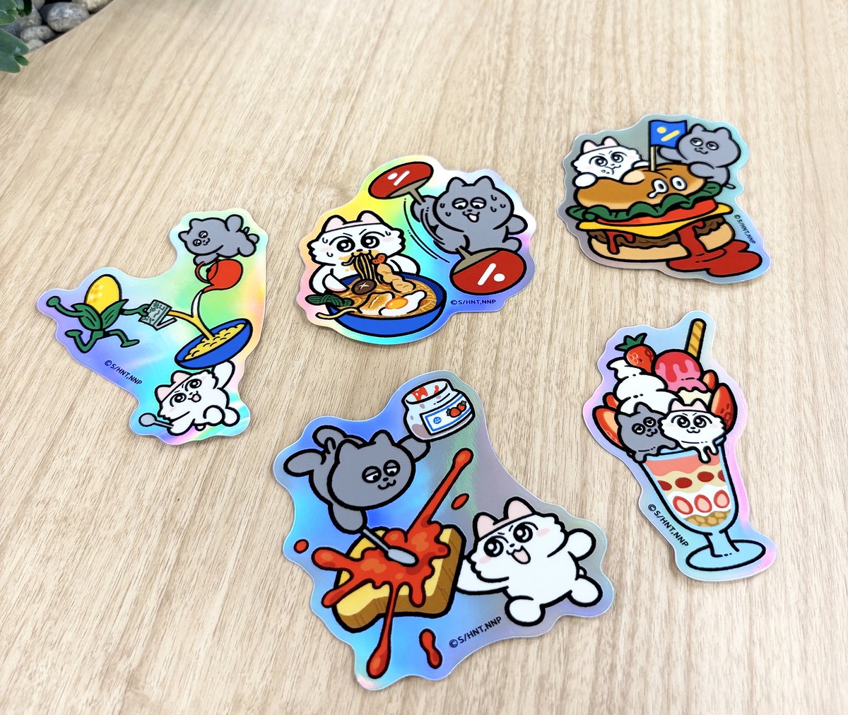 brunchpark_tbs's tweet image. /
ンめイドCAFÉ
会場販売グッズのご紹介③!
\
ンめイドCAFÉの描き下ろしイラストを使用したグッズをご紹介!
・ホログラムダイカットステッカー
・カフェロゴアクリルキーホルダー
ステッカーはホログラムが美しく輝いて目を引きます♪
カフェロゴキーホルダーは来店記念のお土産にピッタリです…