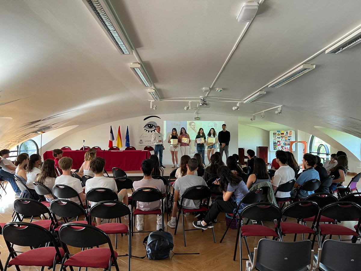 Liceo Luis Buñuel (@liceo_luis) on Twitter photo Entrega de premios del Concurso Literario ANTONIO MACHADO con motivo del 150 aniversario de Machado.
Los trabajos literarios galardonados se enviarán a Collioure para que sean depositados sobre la tumba del poeta español.
<a href="/AccEducativaExt/">Acción Educativa Exterior</a>
<a href="/EmbEspFrancia/">España en Francia</a>
<a href="/EducationESP/">Éducation Ambassade d'Espagne</a> Entrega de premios del Concurso Literario ANTONIO MACHADO con motivo del 150 aniversario de Machado.
Los trabajos literarios galardonados se enviarán a Collioure para que sean depositados sobre la tumba del poeta español.
<a href="/AccEducativaExt/">Acción Educativa Exterior</a>
<a href="/EmbEspFrancia/">España en Francia</a>
<a href="/EducationESP/">Éducation Ambassade d'Espagne</a>