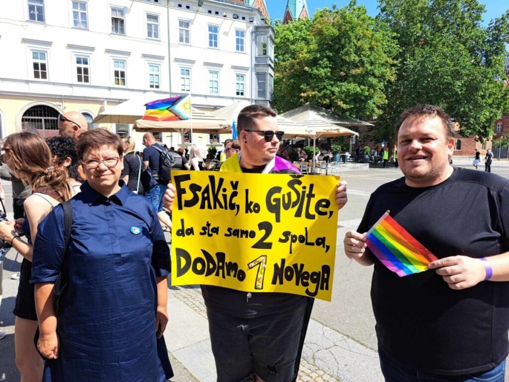 Jutri bo sprejet sramoten zakon, da otrok ne rabi očeta. Takoj po tem začnemo zbirati podpise za referendum. Teli ne bodo določali, kaj je dobro za otroka. 👇