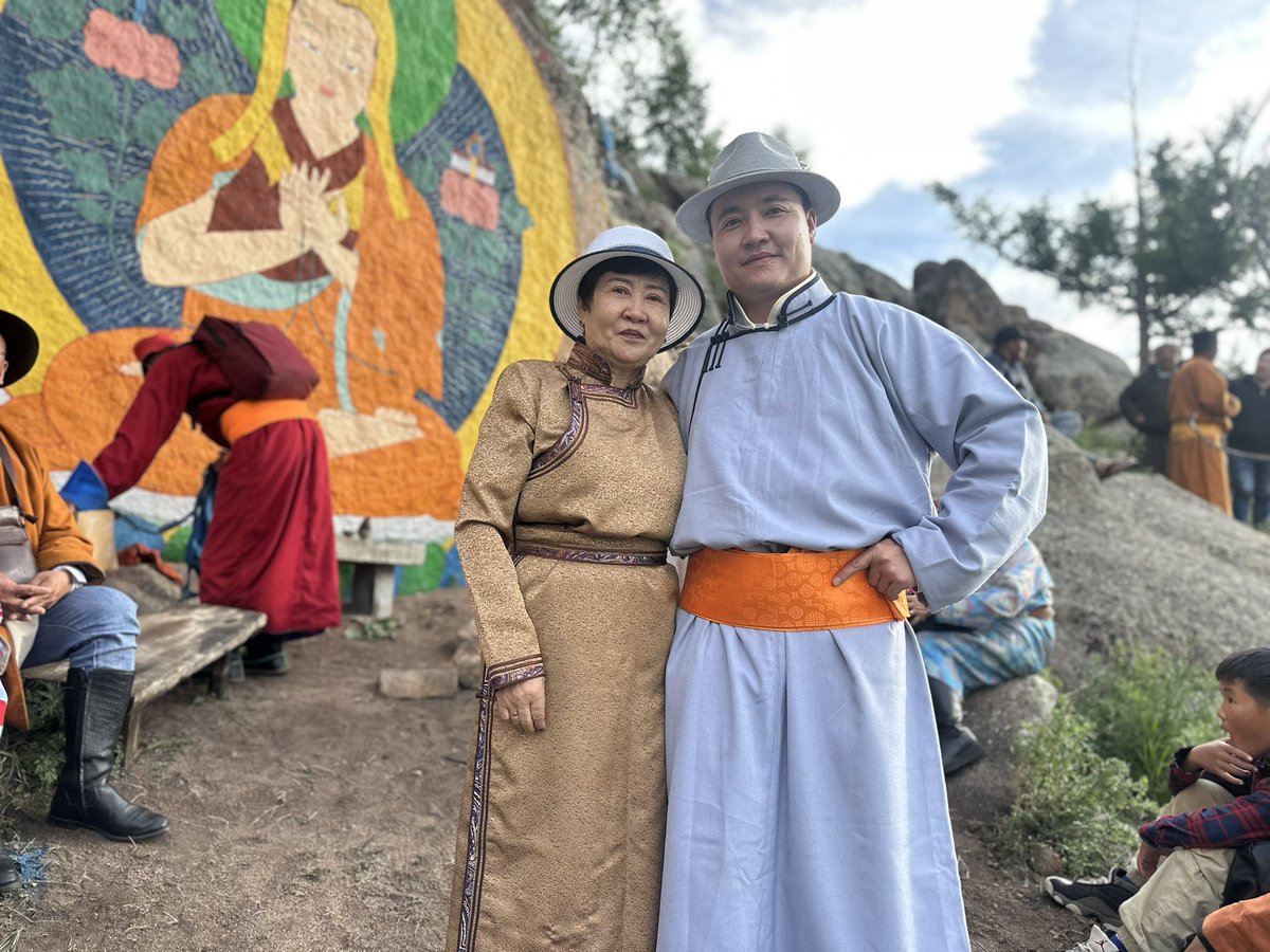 Энэ орчлонгоор дүүрэн ээжээ гэж хашгирвал ээжий минь л ганцхан миний дууг танина байх даа. Ээжийнхээ төрсөн нутгийн Зонхова уулын тахилгад оролцож байна. Миний хүү гайгүй улс руу явж байгаа гэж хэлээл явдаг дараа нь бичлэгийг нь үзэхээр дандаа аймар газраар явсан байна лээ шүү!