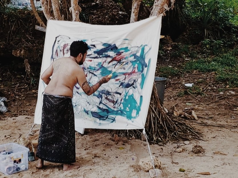 miftahrizaq_'s tweet photo. Lukisan ini lahir setelah saya duduk cukup lama di tepi Pantai.
Menghirup angin, mendengar ombak, menyaksikan buih dan burung-burung yang melintas.
Semua terasa hidup. Semua mengajak untuk benar-benar hadir.

Saya berdiri di hadapan kanvas tanpa rencana, tanpa keraguan.
Hanya tubuh, warna, dan rasa yang ingin jujur.
Karena hidup tak selalu harus dimengerti, cukup dirasakan, dihayati, dan dihadiri.

Title : HADIR
Series : PERAYAAN
Acrylic On Canvas
100 x 160 cm
Miftah Rizaq
Yogyakarta, Juni 2025