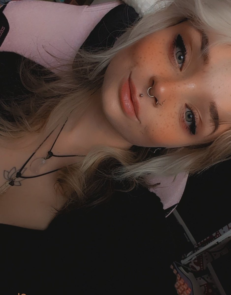 chloe🦇 tweet media